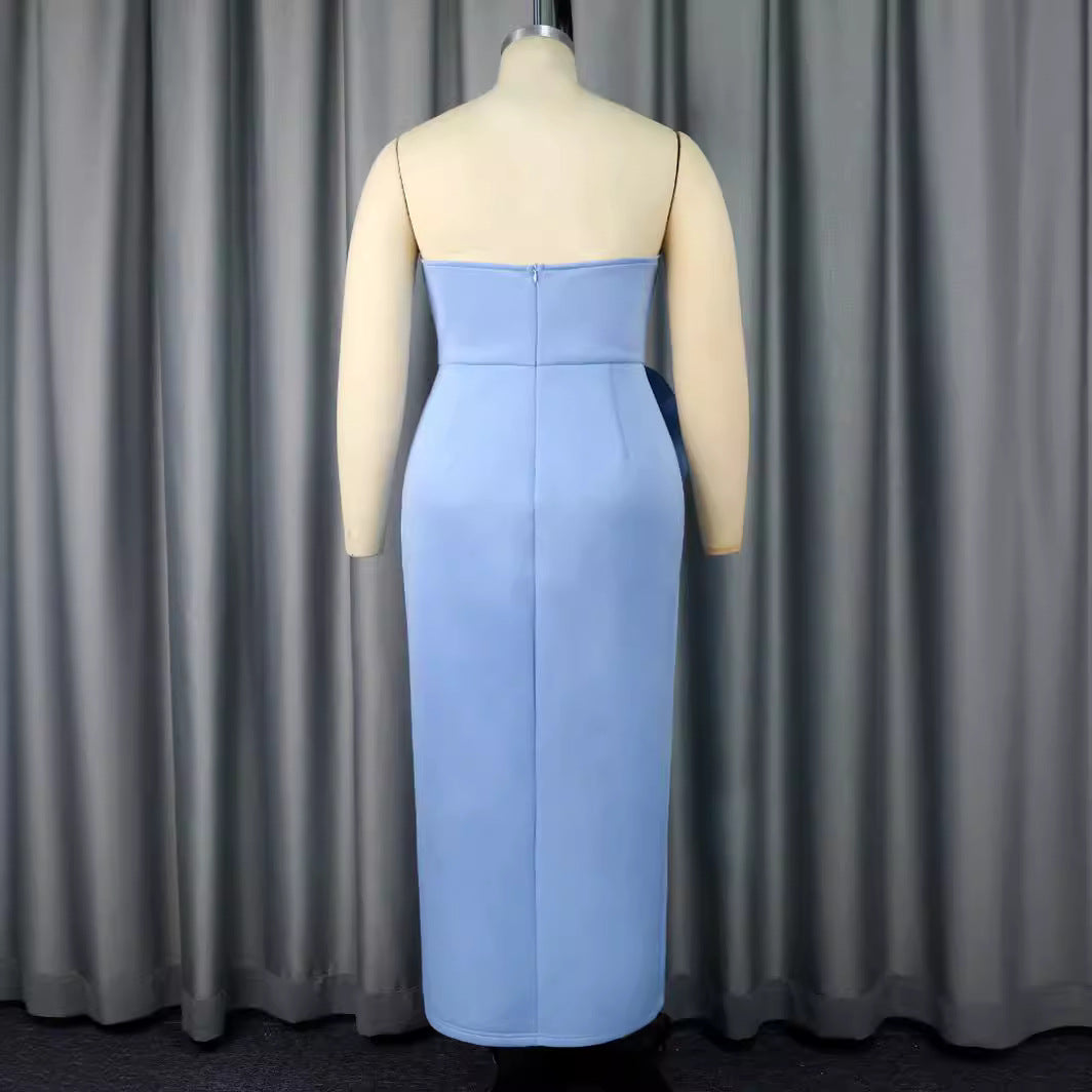 Schulterfreies, elegantes Damen-Gala-Kleid in Himmelblau, figurbetont, mit zarten floralen Akzenten, für besondere Anlässe.