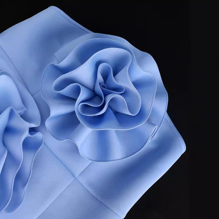 Damen Abendkleid himmelblau, figurbetontes Design mit exquisiten Blumenakzenten, schulterfrei, luxuriös für Gala-Abende.
