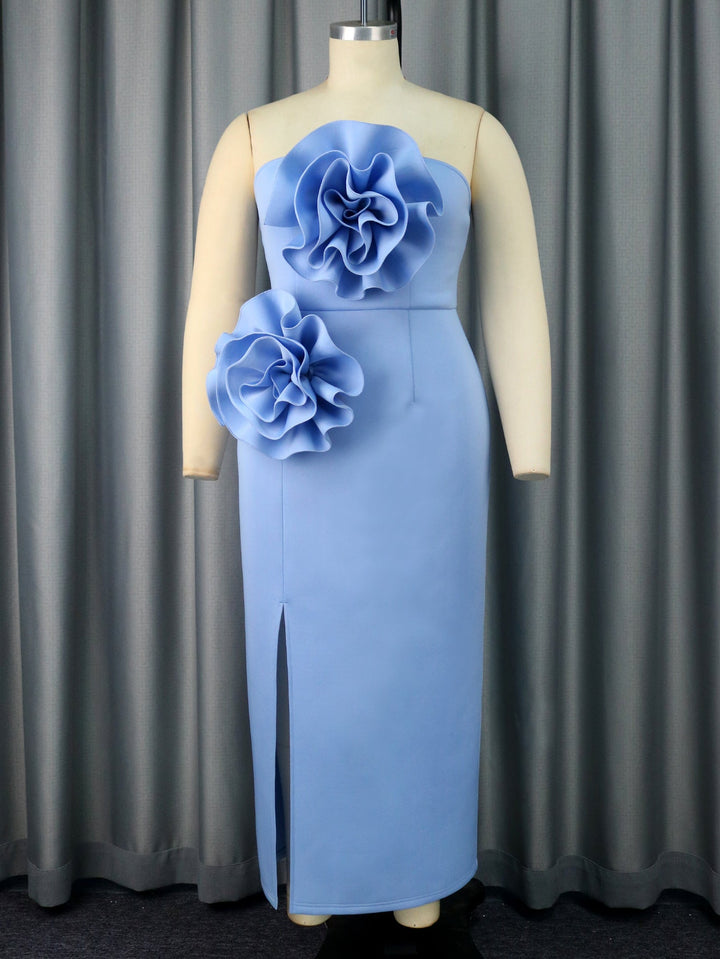 Romantisches, figurbetontes Damen-Cocktailkleid in Himmelblau mit Blumenakzenten, schulterfrei, perfekt für besondere Anlässe.
