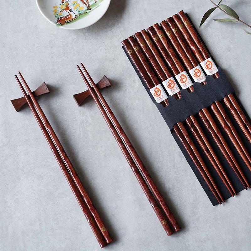 Elegantes japanisches Sakura Essstäbchen Set aus Holz, ideal für asiatische Tischkultur und Geschenke.