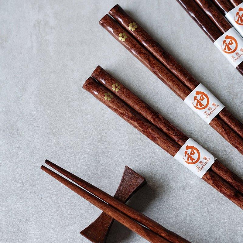 Hochwertige Essstäbchen aus Holz mit zartem japanischem Sakura-Blütenmuster, handgefertigt und traditionell.