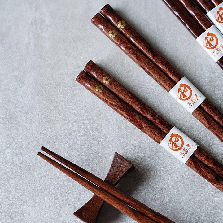 Hochwertige Essstäbchen aus Holz mit zartem japanischem Sakura-Blütenmuster, handgefertigt und traditionell.