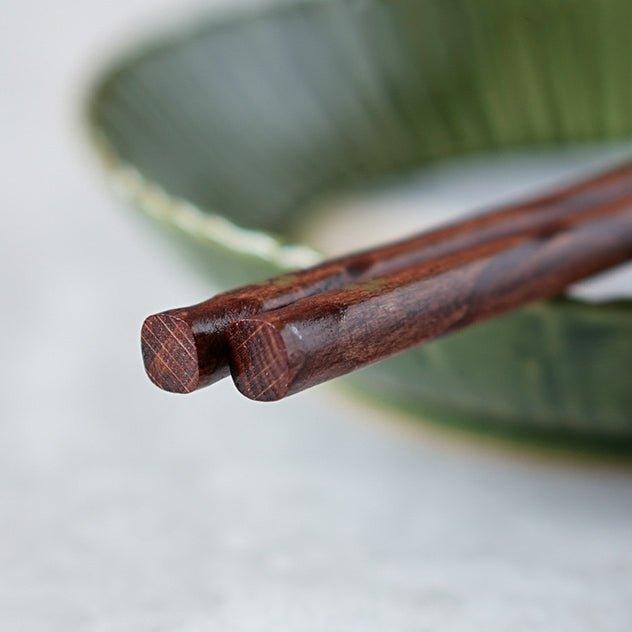 Japanisches Essstäbchen Geschenkset aus Holz mit filigranem Sakura-Design, perfekt für Liebhaber asiatischer Küche.