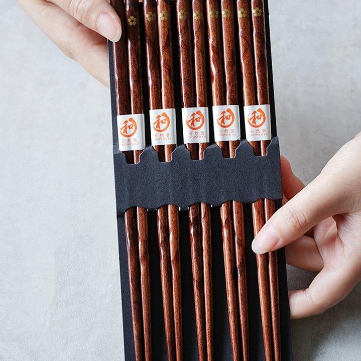 Elegante Essstäbchen aus Holz im japanischen Sakura-Stil, langlebig und schön für jede Mahlzeit.