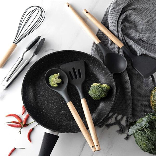 Küchenhelfer Set elegant, mit Holzgriffen und farbenfrohem, spülmaschinenfestem Silikon.