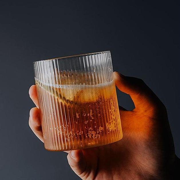 Elegantes Kaori Trinkglas aus hitzebeständigem Borosilikatglas, ideal für Heiß- & Kaltgetränke. Bleifrei & stilvoll.