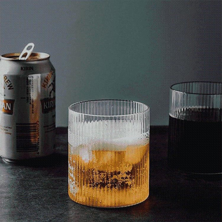 Kaori Borosilikatglas gefüllt mit einem erfrischenden Kaltgetränk, perfekt für moderne Tischkultur und Küche.