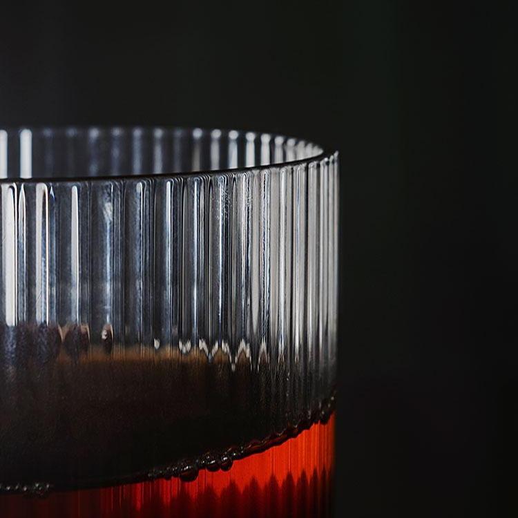 Hitzebeständiges Kaori Trinkglas mit heißem Tee, ideal für Kaffee & andere Heißgetränke als stilvolles Geschirr.