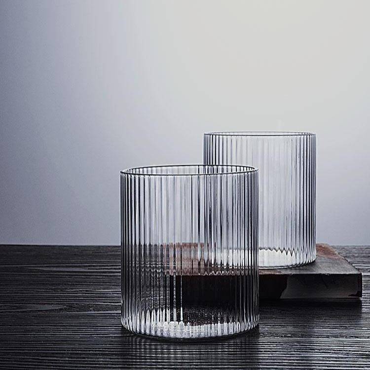 Nahaufnahme des klaren Kaori Trinkglases aus bleifreiem Borosilikatglas; elegantes Design für jedes Getränk.