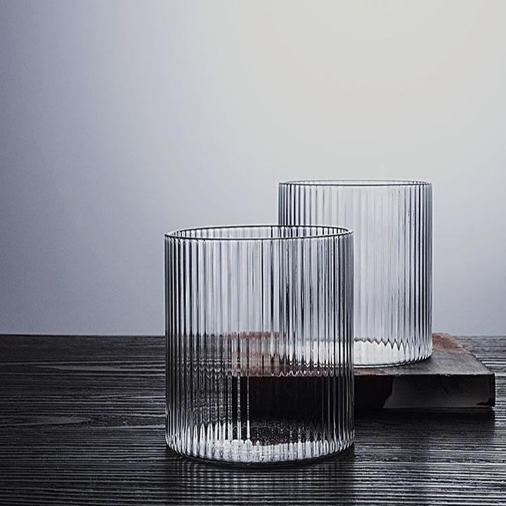 Nahaufnahme des klaren Kaori Trinkglases aus bleifreiem Borosilikatglas; elegantes Design für jedes Getränk.