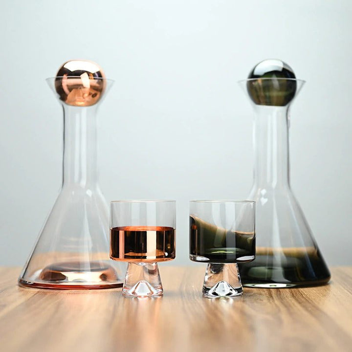 Stilvolle Dekantierkaraffe aus rauchgrauem Glas, Teil eines nordischen Sets. Perfekt für Getränke.