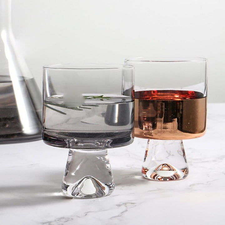 Karaffen- und Gläserset in rauchgrau mit subtilen Roségold-Details. Nordischer Stil für dein Zuhause.
