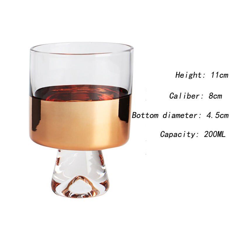 Stapel von rauchgrauen Trinkgläsern mit Roségold-Rand. Teil des nordischen Glaswaren-Sets.