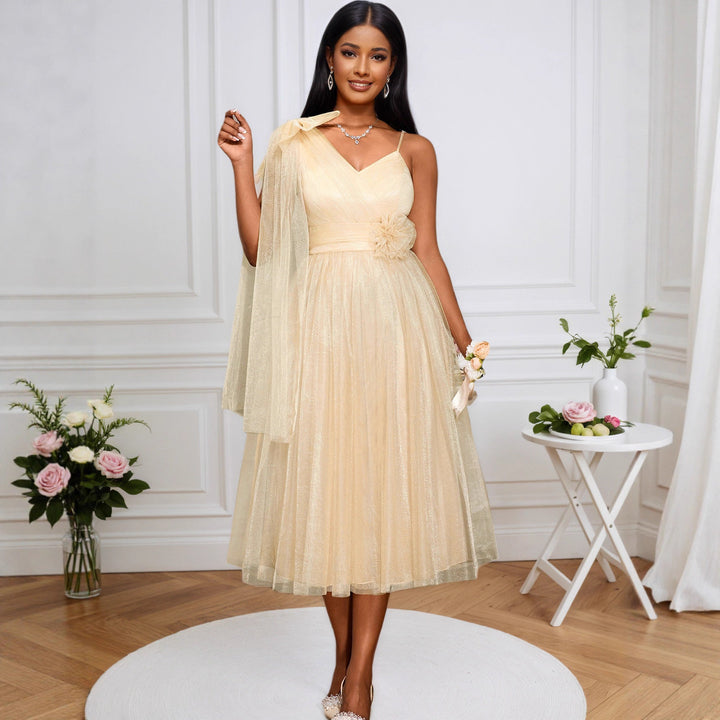 Elegantes khakifarbenes Damen Midikleid mit asymmetrischem Overlay und floraler Applikation für festliche Anlässe.