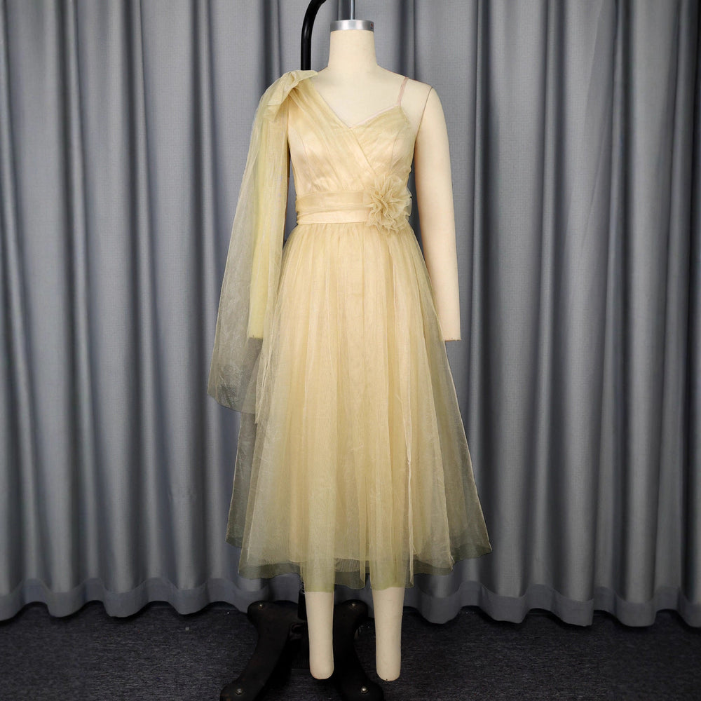 Festliches Damen Midikleid in Khaki, ideal für Hochzeitsgäste, mit asymmetrischem Schnitt & floralen Details.