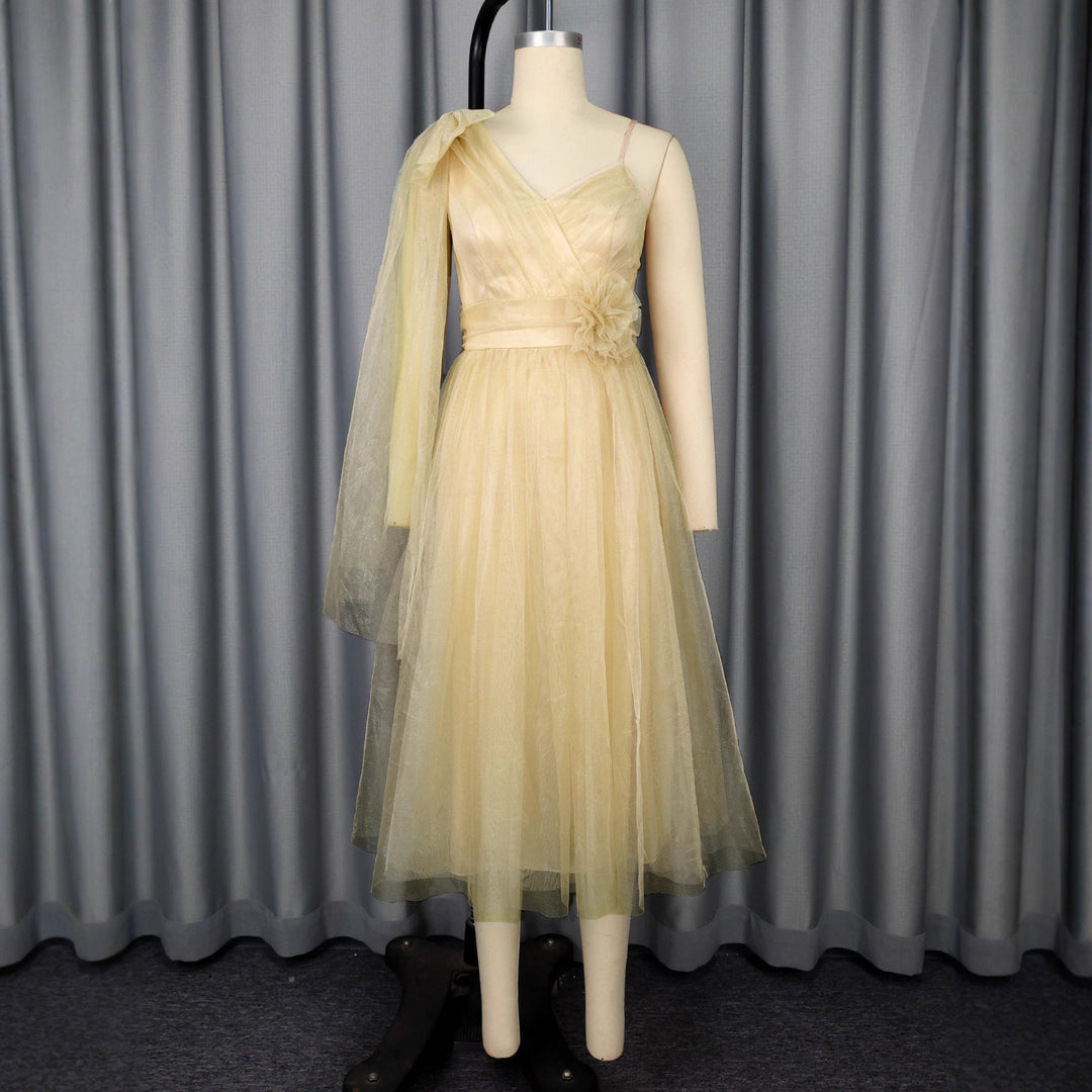 Festliches Damen Midikleid in Khaki, ideal für Hochzeitsgäste, mit asymmetrischem Schnitt & floralen Details.