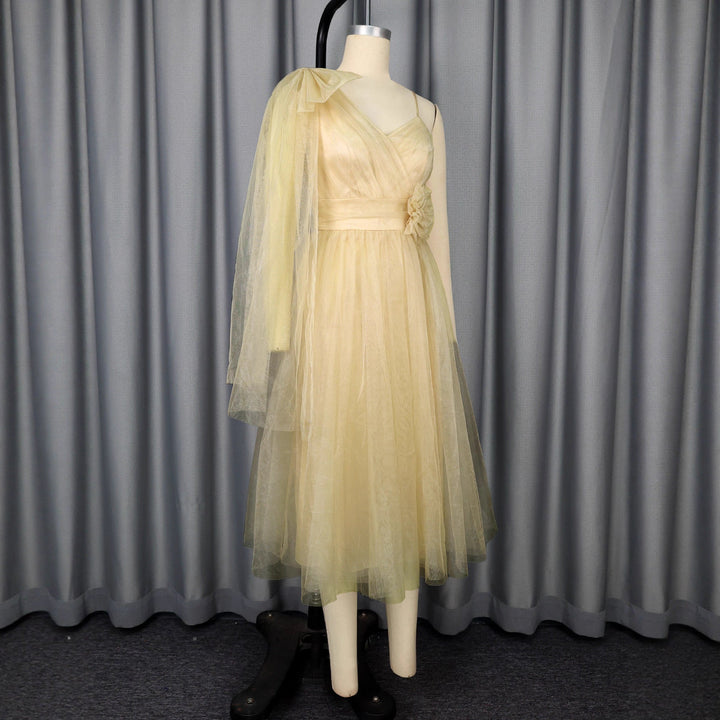 Khakifarbenes elegantes Abendkleid: Midi, asymmetrisch überlagert, mit filigranen Blumenapplikationen verziert.