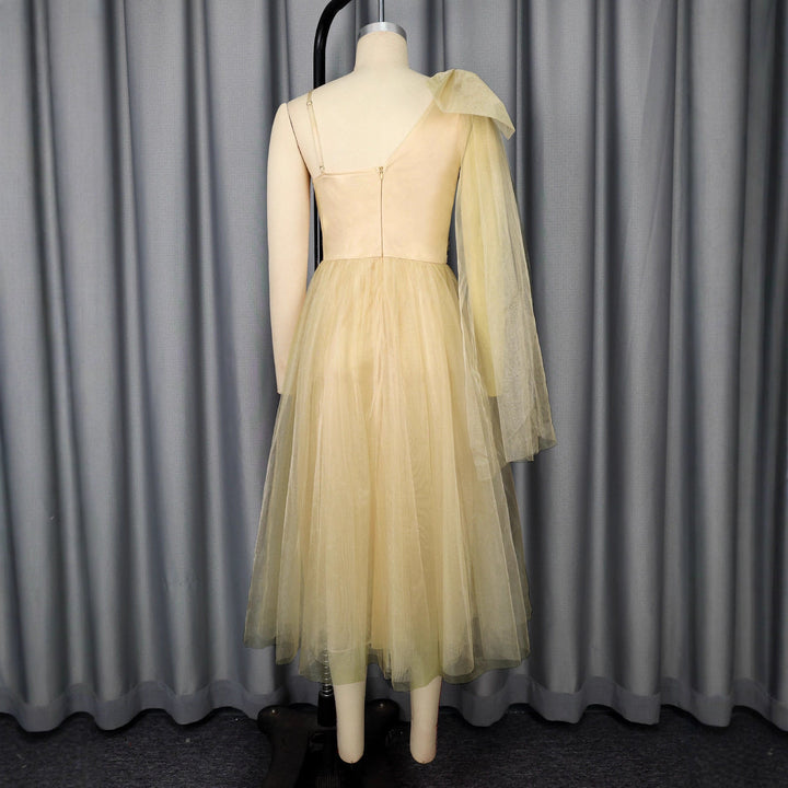 Modernes khakifarbenes Partykleid für Damen: Asymmetrisches Midikleid mit elegantem Overlay und Blumenapplikationen.