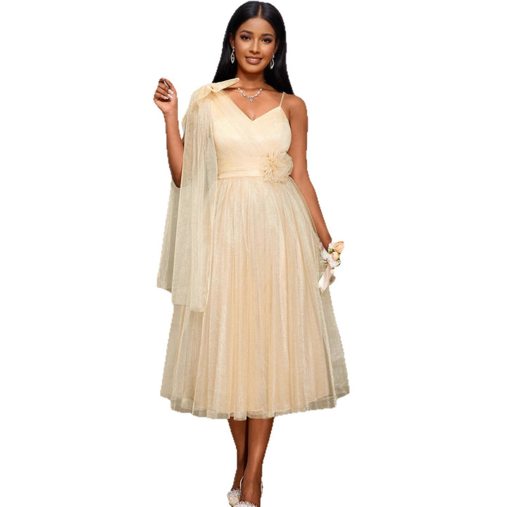 Khaki Damen Festkleid: Midi-Länge, asymmetrisches Design & detailreiche florale Applikationen für Abendmode.