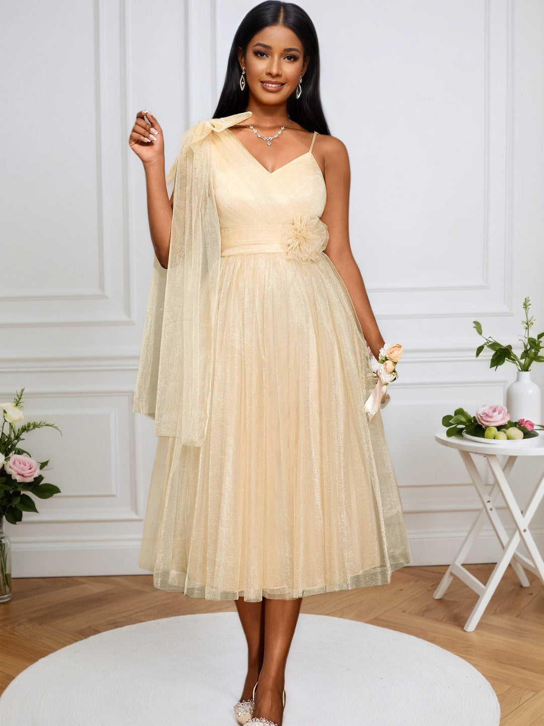 Schickes khakifarbenes Damen Midikleid, festlich, mit asymmetrischem Stoff-Overlay & zarten Floral-Applikationen.
