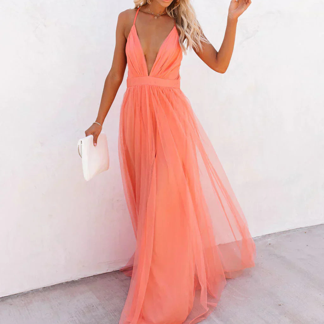 Elegantes korallfarbenes Lumière Maxikleid für Damen. Ideal als Sommerkleid oder Abendkleid, leicht & festlich.