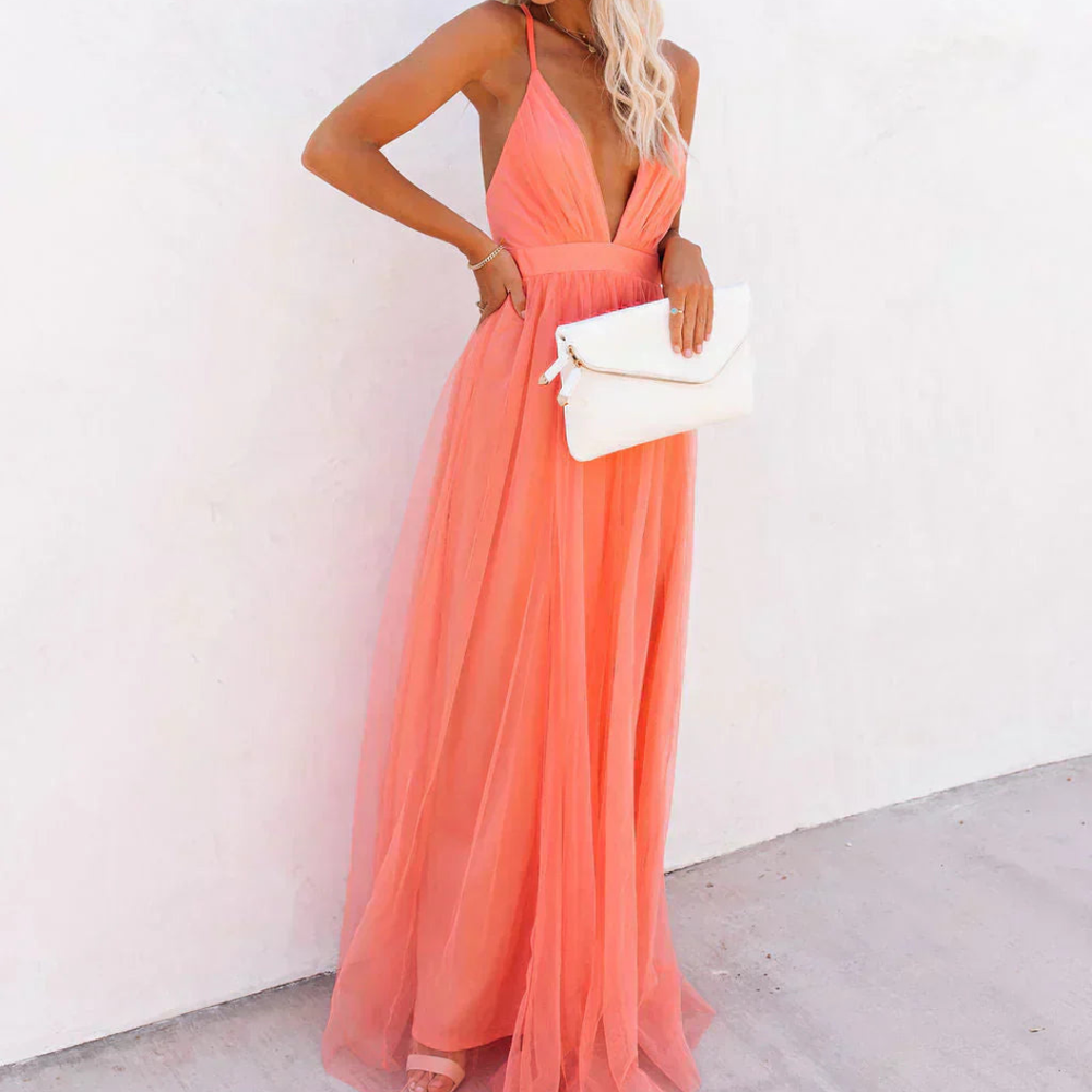 Fließendes korallfarbenes Lumière Damen-Maxikleid. Perfekt als Sommerkleid, Strandkleid oder für festliche Anlässe.