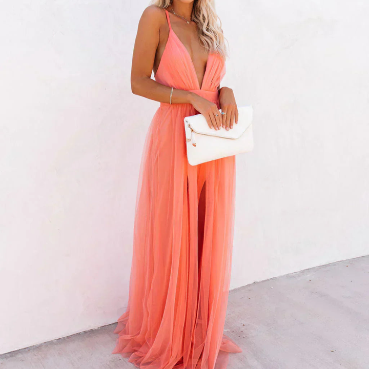 Luftiges, stilvolles korallfarbenes Damen-Maxikleid Lumière. Optimal für warme Sommernächte und elegante Anlässe.
