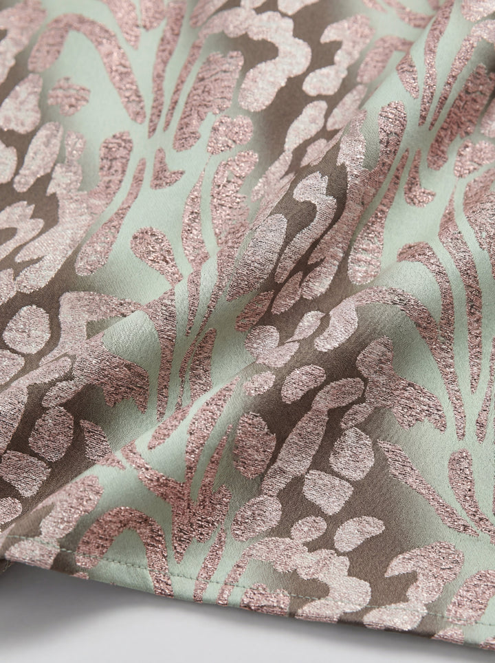 Rückenansicht des festlichen kupferfarbenen Damen Midikleids Calandra, ein elegantes Abendkleid für besondere Anlässe.