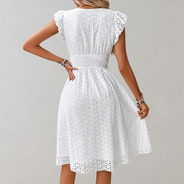 Stilvolles weißes Maxikleid für Damen, ärmellos und tailliert, ideal als elegantes Sommer- oder Partykleid.