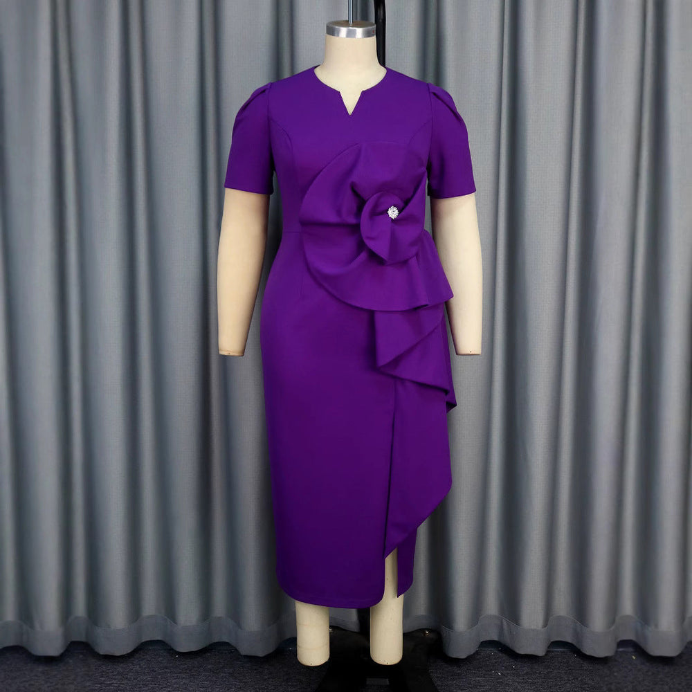 Figurschmeichelndes Damen Festkleid in Lila mit Blumenmuster. Perfektes Cocktailkleid für elegante Anlässe.