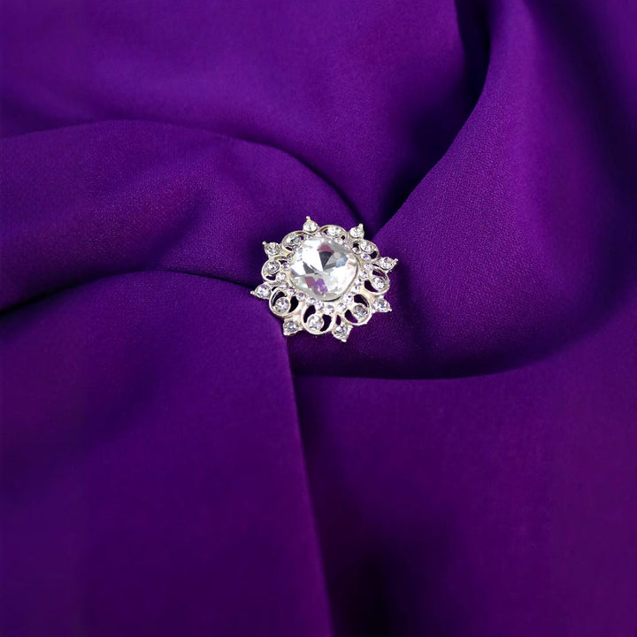 Florales Damen Abendkleid in Violett, elegant & figurbetont. Das perfekte Festkleid für Hochzeiten oder Galas.
