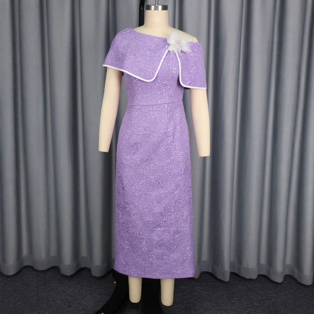 Langes lila florales Damen Maxikleid mit eleganten Rüschen und asymmetrischem Saum, ideal als Sommerkleid.
