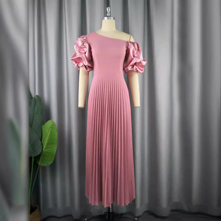 Stilvolles, asymmetrisches Damenkleid in Lila mit auffälligen Puffärmeln für einen eleganten Auftritt.