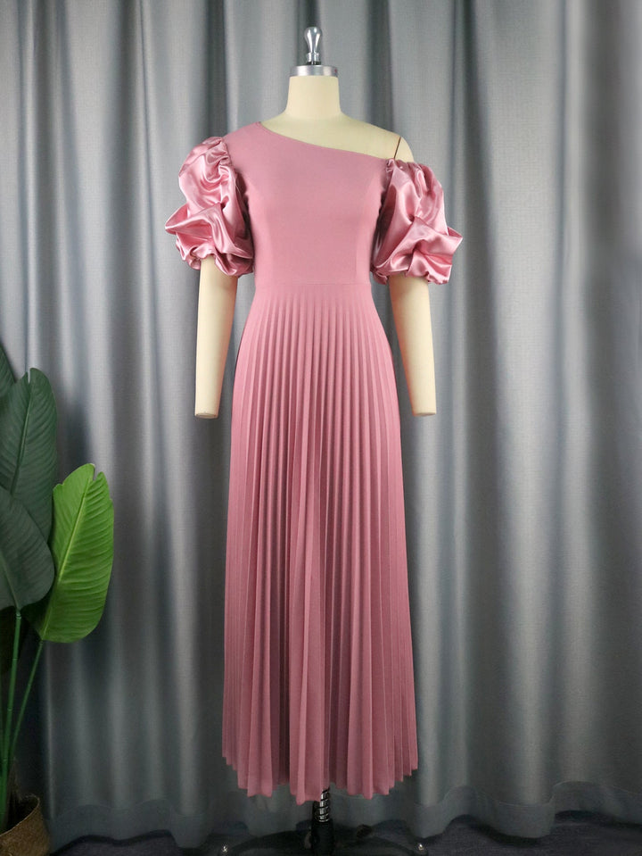 Modernes lila Damenkleid, asymmetrisch geschnitten, mit trendigen Puffärmeln. Ideal für besondere Anlässe.