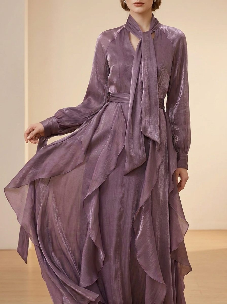 Schickes lila Maxikleid für Damen: Lange Ärmel, Rüschendetails und Bindeband betonen die feminine Silhouette.
