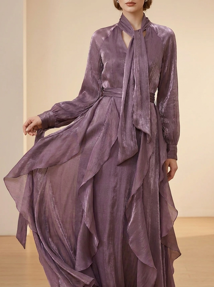 Schickes lila Maxikleid für Damen: Lange Ärmel, Rüschendetails und Bindeband betonen die feminine Silhouette.