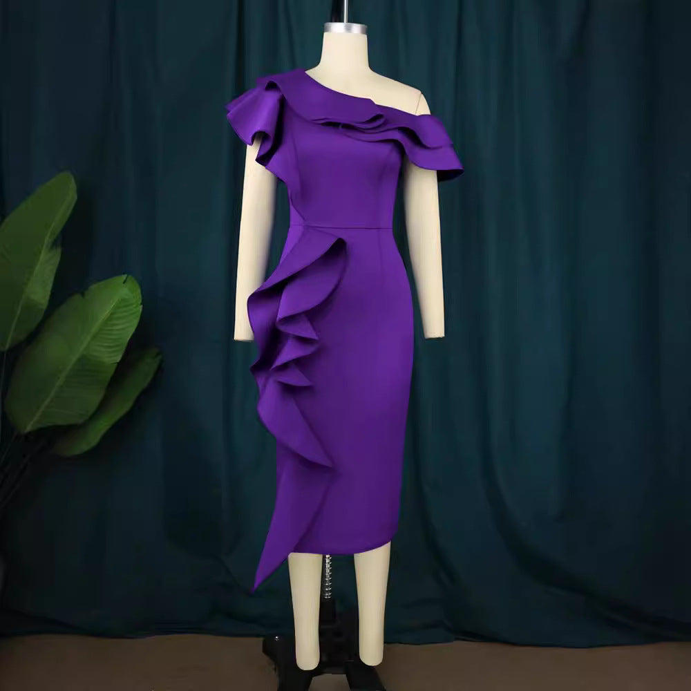 Figurbetontes grünes Rüschen-Wickelkleid für Damen, ideal als Partykleid oder Cocktailkleid.