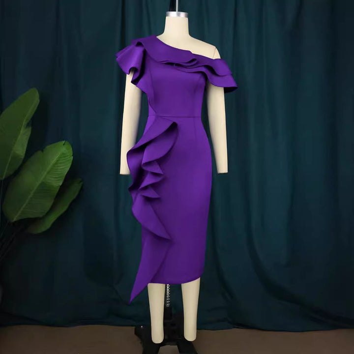 Figurbetontes grünes Rüschen-Wickelkleid für Damen, ideal als Partykleid oder Cocktailkleid.