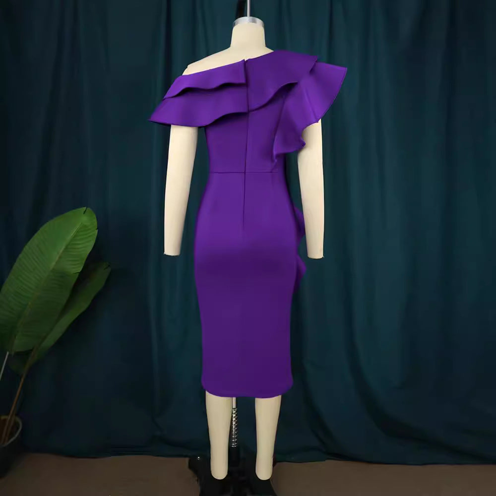 Glamouröses Abendkleid für Damen: Lila One-Shoulder-Wickelkleid mit Rüschen, ideal für Hochzeitsgäste.