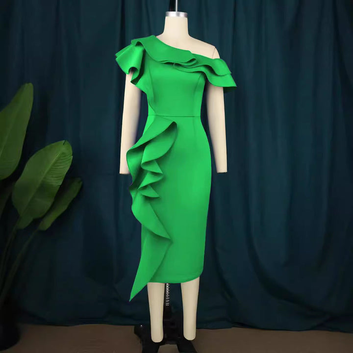 Schickes figurbetontes Damenkleid in Grün, Wickeloptik mit Rüschen und elegantem One-Shoulder-Design.