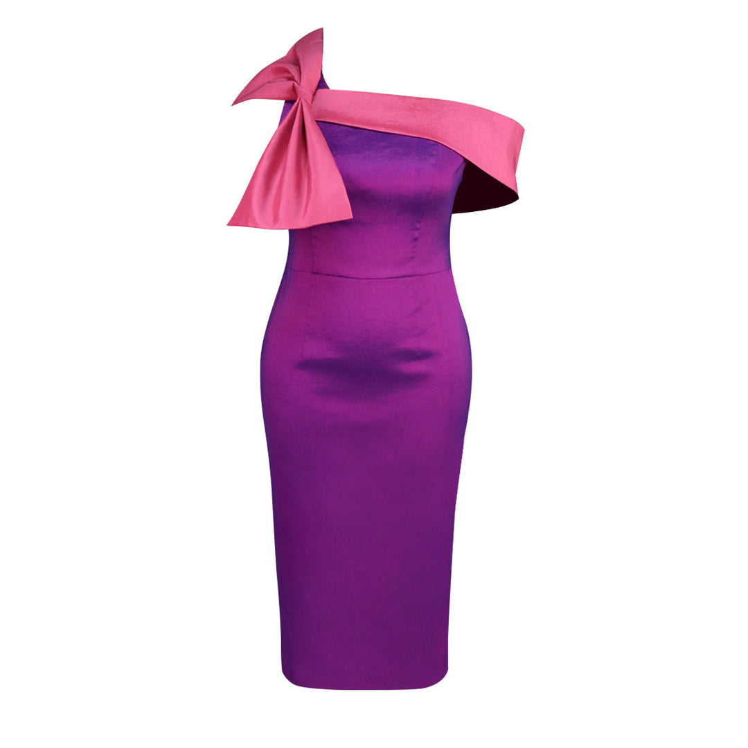 Vorderansicht: Elegantes lila Damenkleid mit auffälligem asymmetrischem Rüschenakzent, ideal für festliche Abendmode.