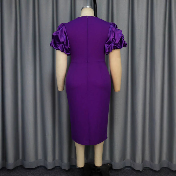 Figurbetontes Damen-Abendkleid in Lila mit eleganten Rüschen und stilvollem Gürtel.