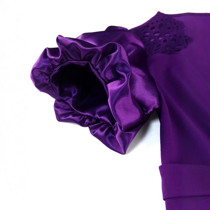 Lila figurbetontes Damen-Cocktailkleid mit Rüschen und Gürtel, für eine schmeichelhafte Silhouette.