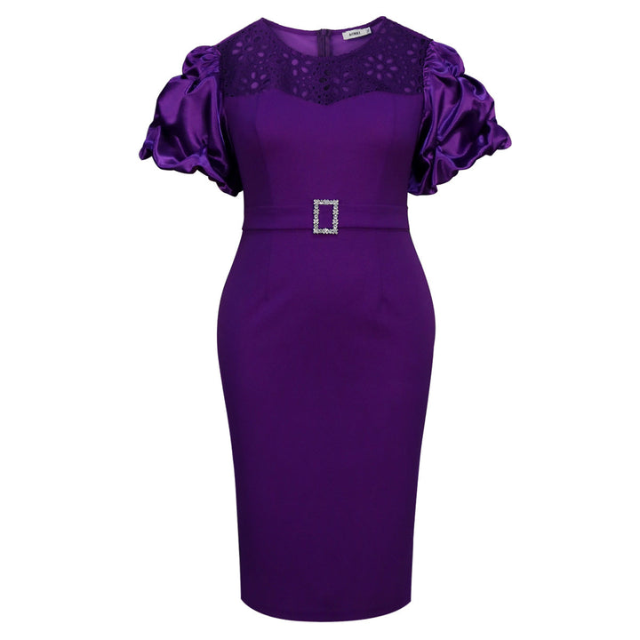 Elegantes lila Damen-Rüschenkleid, figurbetont, mit Gürtel, perfekt als festliches Partykleid.