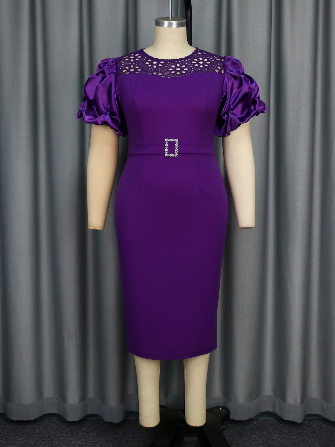 Violettes figurbetontes Damen-Cocktailkleid mit Rüschen und Gürtel für festliche Anlässe und Parties.