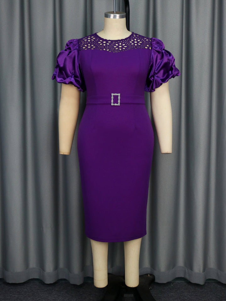 Violettes figurbetontes Damen-Cocktailkleid mit Rüschen und Gürtel für festliche Anlässe und Parties.