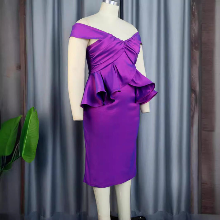Detailaufnahme des lila Rüschenkleides: Schulterfreier Ausschnitt und feine Volants am eleganten Maxikleid.