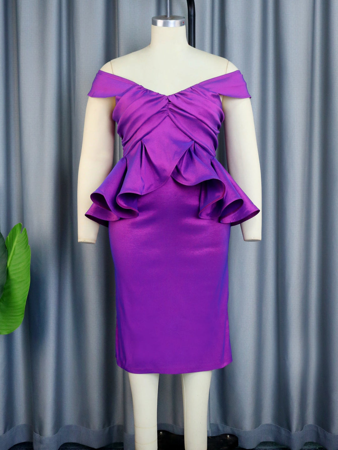 Schickes lila Off-Shoulder Kleid für Damen, mit eleganten Rüschen und als festliches Ballkleid geeignet.