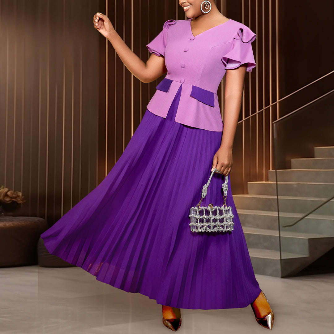 Elegantes lila Plissee-Kleid für Damen mit Rüschen und passender taillierter Jacke. Perfekter Zweiteiler für festliche Anlässe.