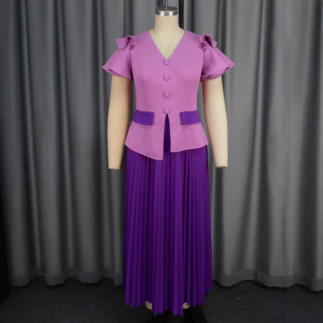 Stylischer Damen-Zweiteiler: Lila Plisseekleid mit Rüschen & taillierter Jacke. Eine moderne Wahl für festliche Mode.